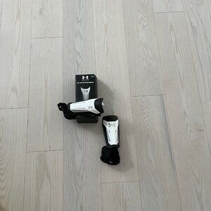 UNDER ARMOUR SOCCER  WHITE AND  BLACK BOYS Shin Guards SMALL YSM